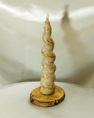 Candela grossa a spirale su base in legno rustico