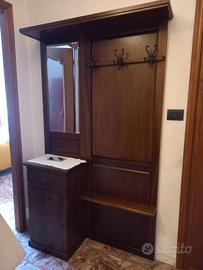 Entrata in legno con appendini