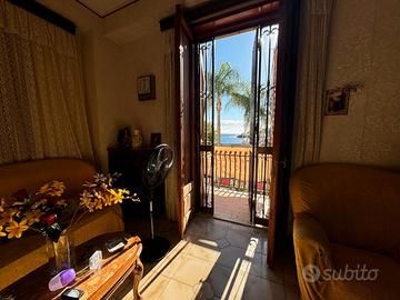 Intero stabile nel cuore di Acitrezza