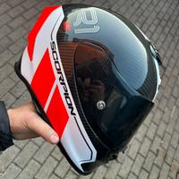 Casco Scorpion R1 Carbon