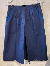 Gonna blu con tasche laterali e posteriori