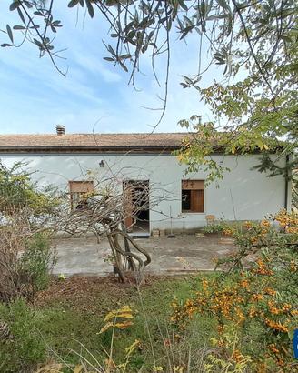 Casa con terreno in C.da Colli, Campobasso