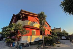 CASA SEMINDIPENDENTE A GIUGLIANO IN CAMPANIA