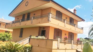 Villa bifamilare 3 livelli cn ampio terreno 1000mq