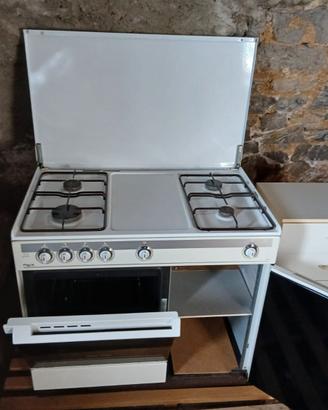 cucina con fornello rex , cappa thema  e frigo