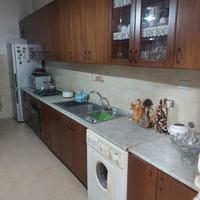 Mobili e Tavolo da cucina in legno con sedie