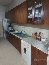 Mobili e Tavolo da cucina in legno con sedie