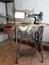macchina da cucito con tavolo