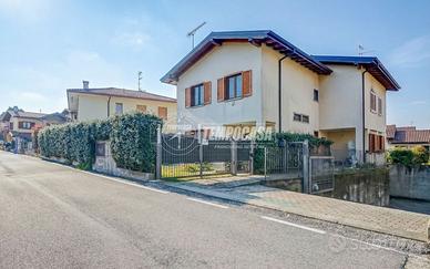 Villa Bifamiliare a Taino Via Venezia 4 locali