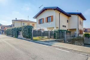 Villa Bifamiliare a Taino Via Venezia 4 locali