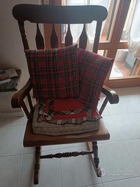 Sedia/ Poltrona a dondolo vintage in legno