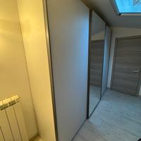 Armadio moderno con specchio centrale