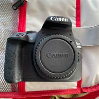 Canon Eos 2000D con accessori