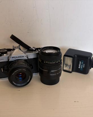 Macchina fotografica con accessori