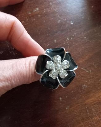 Anello smalto e cristalli