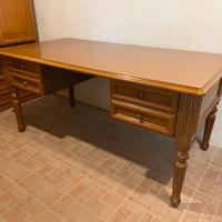 Scrivania in legno di qualita’