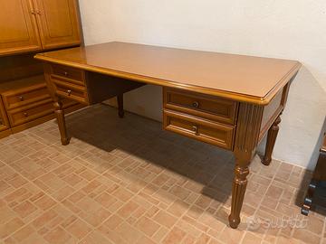 Scrivania in legno di qualita’