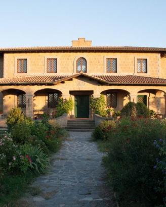 Grande casale ampia porzione con giardino
