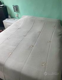 Copriletto vintage con ricami