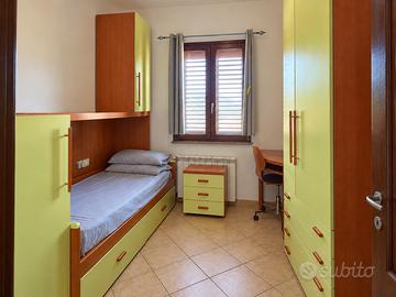 Cameretta coordinata verde e legno
