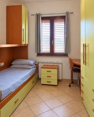 Cameretta coordinata verde e legno