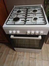 piano cottura Beko a 4 fuochi con forno integrato.