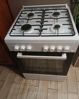 piano cottura Beko a 4 fuochi con forno integrato.