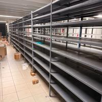 Scaffali a bullone grigi
