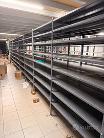 Scaffali a bullone grigi