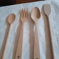 Gruppo di quattro posate in legno