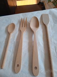 Gruppo di quattro posate in legno