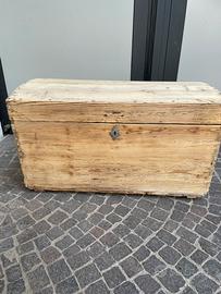 Vecchio baule in abete arte povera