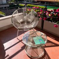 Poltrona e tavolino da balcone