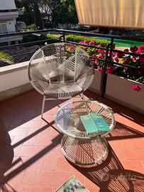 Poltrona e tavolino da balcone