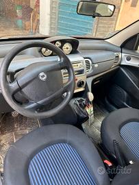 lancia y 
