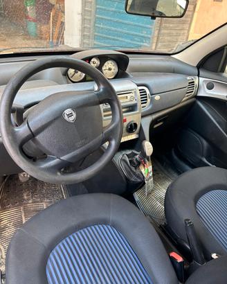 lancia y 
