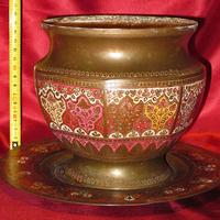Vaso indiano in ottone con piatto