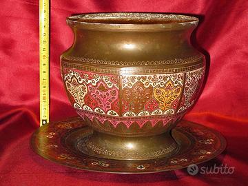 Vaso indiano in ottone con piatto
