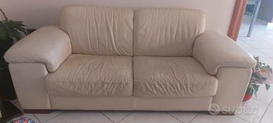Divano due sedute in pelle color crema