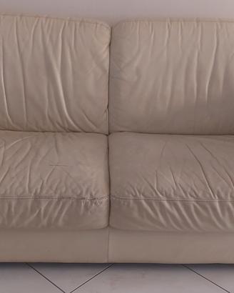 Divano due sedute in pelle color crema