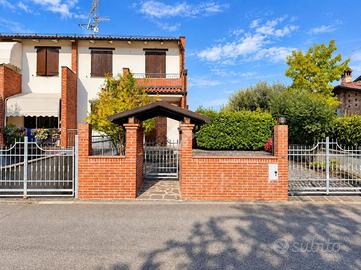 VILLA A SCHIERA A VALSAMOGGIA