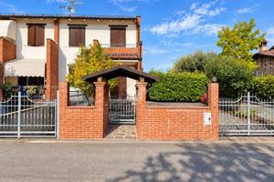 VILLA A SCHIERA A VALSAMOGGIA