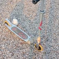 monopattino decathlon p300 basic con protezioni