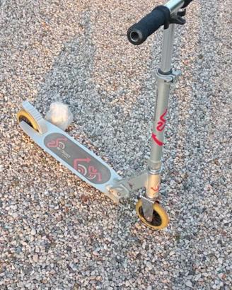 monopattino decathlon p300 basic con protezioni