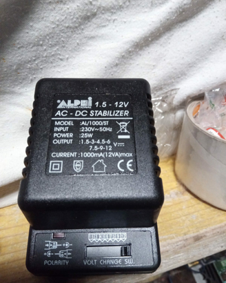 Alimentatore stabilizzato regolabile da 1,5 a 12V