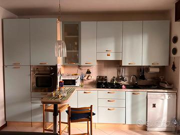 Cucina con frigo e fornelli funzionanti