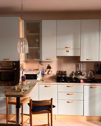 Cucina con frigo e fornelli funzionanti