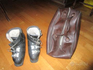 Vecchi scarponi da sci con custodia