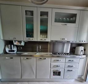 Cucina grigia con compreso lampadario