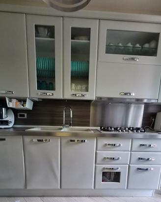 Cucina grigia con compreso lampadario